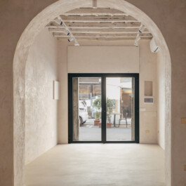 banchi vecchi interno del locale 
