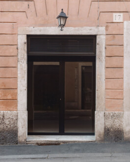 vista frontale di banchi vecchi dalla strada 