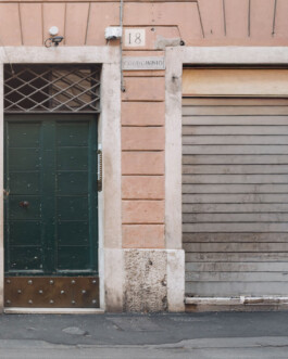 vista frontale di banchi vecchi dalla strada 